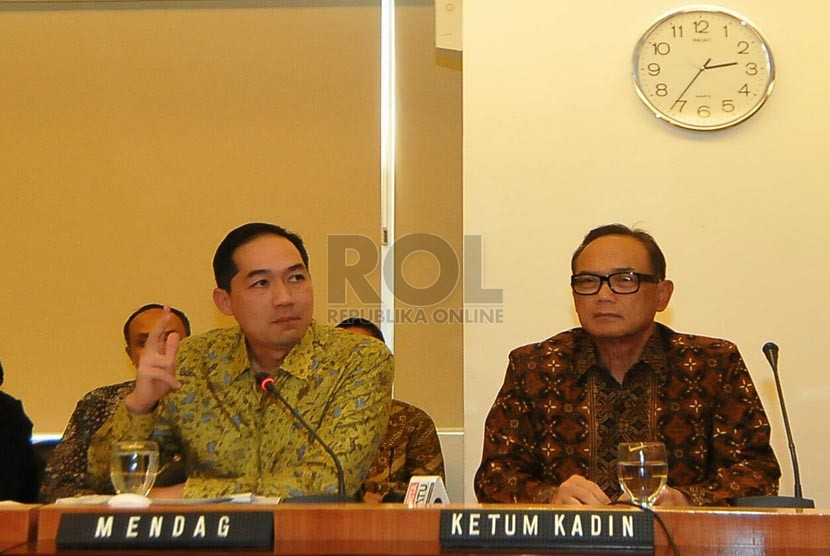 Menteri Perdagangan Muhammad Lutfi dan Ketua Umum Kamar Dagang dan Industri (Kadin) Suryo Bambang Sulisto memberikan keterangan usai menandatangani nota kesepahaman kerja sama antara kadin indonesia dan kemendag di Jakarta, Rabu (20/8). (Republika/Prayogi)