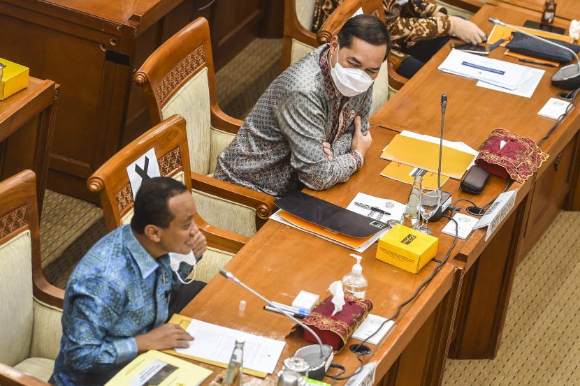 Menteri Perdagangan Muhammad Lutfi (kanan) mendengarkan paparan dari Kepala BKPM Bahlil Lahadalia (kiri) saat Rapat Dengar Pendapat (RDP) dengan Komisi VI DPR di Kompleks Parlemen, Senayan, Jakarta, Rabu (3/2). REPUBLIKA.CO.ID, JAKARTA -- Menteri Perdagangan Muhammad Lutfi menyampaikan realisasi anggaran Kementerian Perdagangan (Kemendag) pada 2020 sebesar Rp 3,24 triliun. 