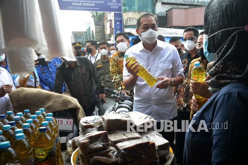 Menteri Perdagangan Muhammad Lutfi (keempat kanan) berbincang dengan pedagang saat sidak di Pasar Terong, Makassar, Sulawesi Selatan, Kamis (17/2/2022). Sidak tersebut guna meninjau ketersediaan pasokan dan harga kebutuhan pokok di pasaran. 