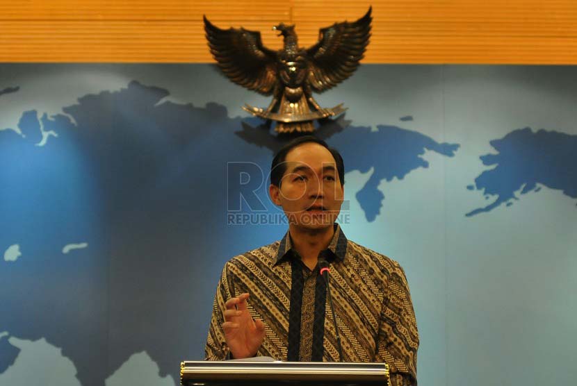 Menteri Perdagangan Muhammad Lutfi, memberikan keterangan mengenai kinerja ekspor impor bulan Mei 2014 di Jakarta, Rabu (2/7). (Republika/Prayogi).