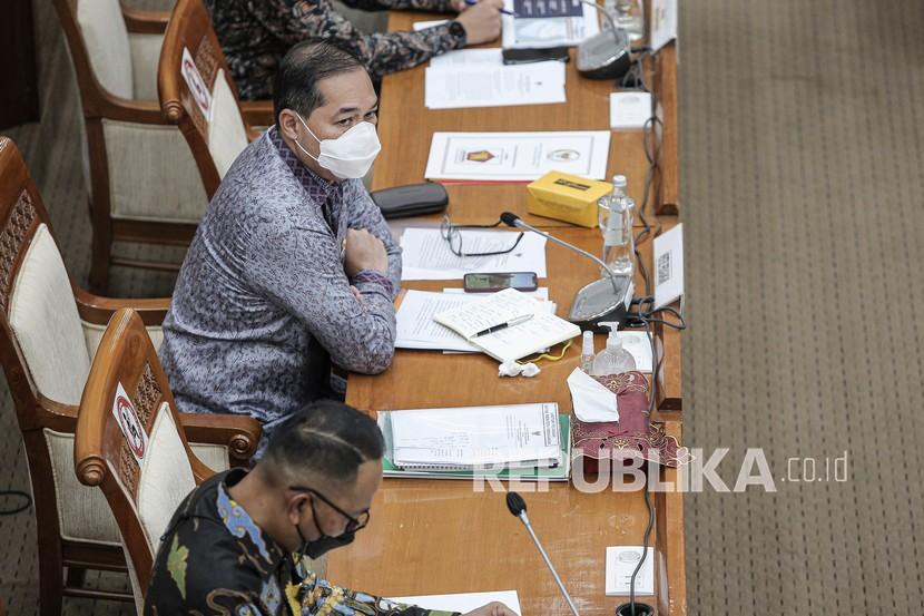 Menteri Perdagangan Muhammad Lutfi mengikuti rapat kerja dengan Komisi VI DPR di Kompleks Parlemen, Senayan, Jakarta, Rabu (25/8/2021). Rapat tersebut membahas Pembicaraan Tingkat I/Pengambilan Keputusan terhadap Pengesahan ASEAN Agreement on Electronic Commerce (Persetujuan ASEAN tentang Perdagangan Melalui Sistem Elektronik).
