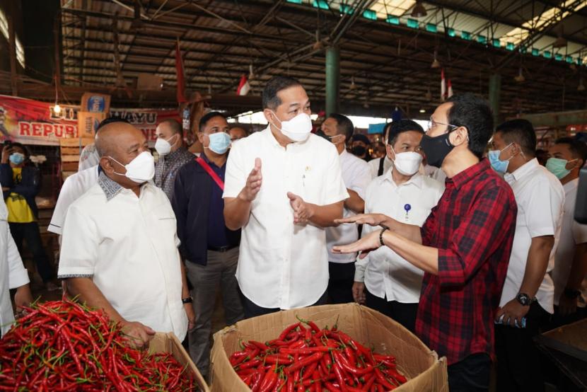 Menteri Perdagangan, Muhammad Lutfi, saat meninjau ketersediaan dan harga pangan pokok di Pasar Induk Kramat Jati, Jakarta, Rabu (7/4). 