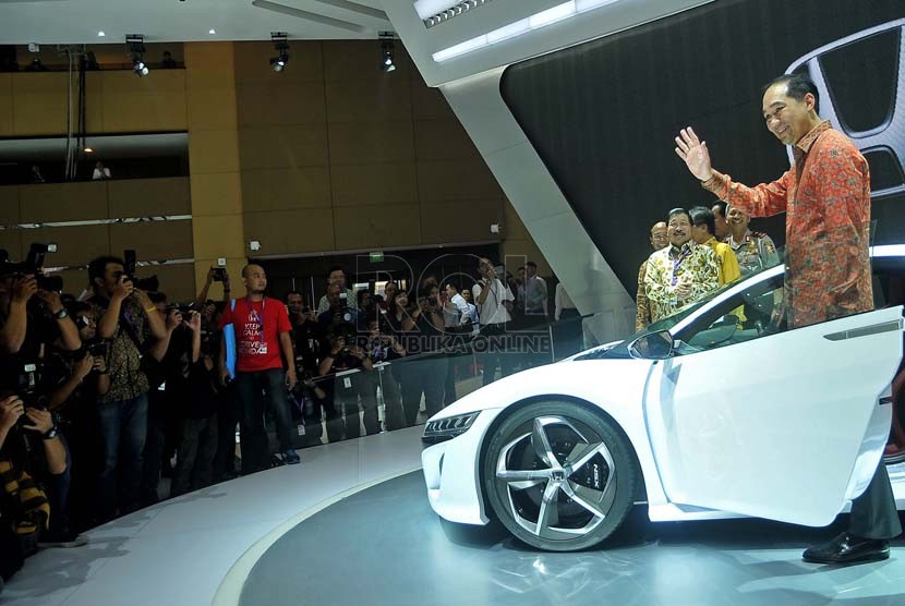 Menteri Perdagangan Muhammad Lutfi saat meninjau lokasi pameran pada ajang Indonesia International Motor Show (IIMS) 2014 di JIEXpo, Kemayoran, Jakarta, Kamis (18/9). (Prayogi/Republika)