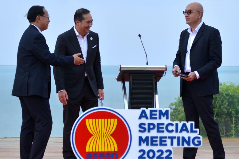 Menteri Perdagangan Muhammad Lutfi (tengah) berbincang dengan Menteri Perdagangan Kamboja Pan Sorasak (kiri) dan Deputi Sekretaris Jenderal Masyarakat Ekonomi ASEAN Satvinder Singh (kanan) saat konferensi pers usai ASEAN Economic Ministers