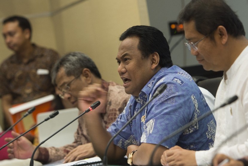 Menteri Perdagangan Rachmat Gobel (kedua kanan) memberi keterangan pers bersama Menkominfo Rudiantara (kanan) dan Dirut Bulog Djarot Kusumayakti (ketiga kanan) mengenai kesiapan pemerintah menjelang Ramadan dan Lebaran di gedung Kominfo, Jakarta, Jumat (19