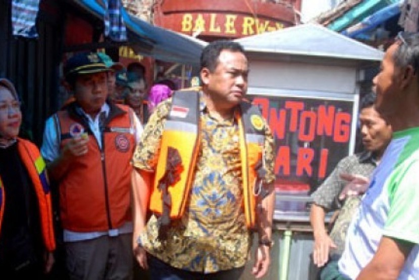 Menteri Perdagangan Rachmat Gobel (ketiga kanan) meninjau lokasi pasar tradisional yang terendam banjir di kawasan Baleendah-Dayeuhkolot, Kabupaten Bandung, Jabar, Jumat (26/12). 