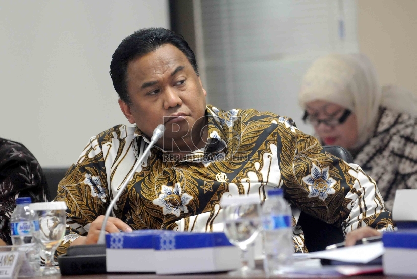 Menteri Perdagangan Rachmat Gobel mengikuti rapat kerja dengan Komite II DPD Kompleks Parlemen Senayan, Jakarta, Kamis (2/4).