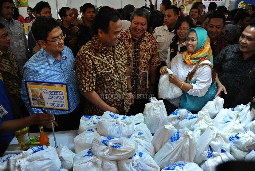 Menteri Perdagangan Rachmat Gobel (tengah) melayani pembeli saat digelar Pasar Murah Halaman kantor Kemendag, Jakarta, Kamis (25/6).