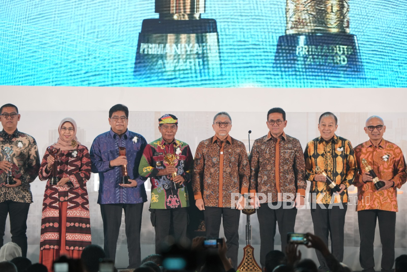 Menteri Perdagangan Republik Indonesia, Budi Santoso, menyerahkan Primaniyarta Award 2025