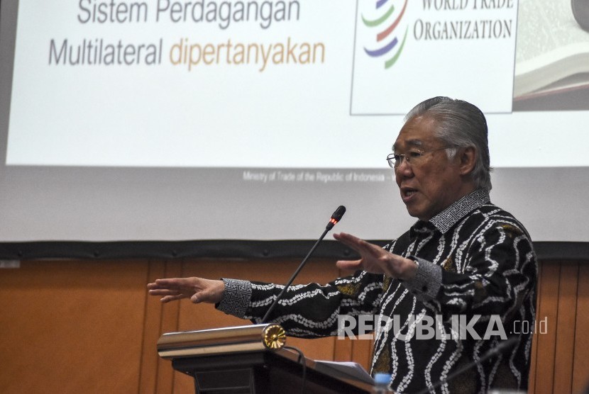 Menteri Perdagangan Republik Indonesia Enggartiasto Lukita memberikan pemaparan saat menjadi narasumber pada acara Kuliah Umum Bersama Menteri Perdagangan RI di Auditorium SPS Universitas Pendidikan Indonesia (UPI), Kota Bandung, Senin (16/9).