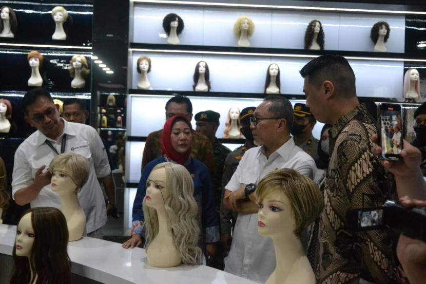 Menteri Perdagangan RI (Mendag) Zulkifli Hasan berkunjung ke perusahaan terbesar di dunia produksi rambut palsu PT Victoria Beauty Industrial di Desa Bajong, Kecamatan Bukateja, Purbalingga Jum