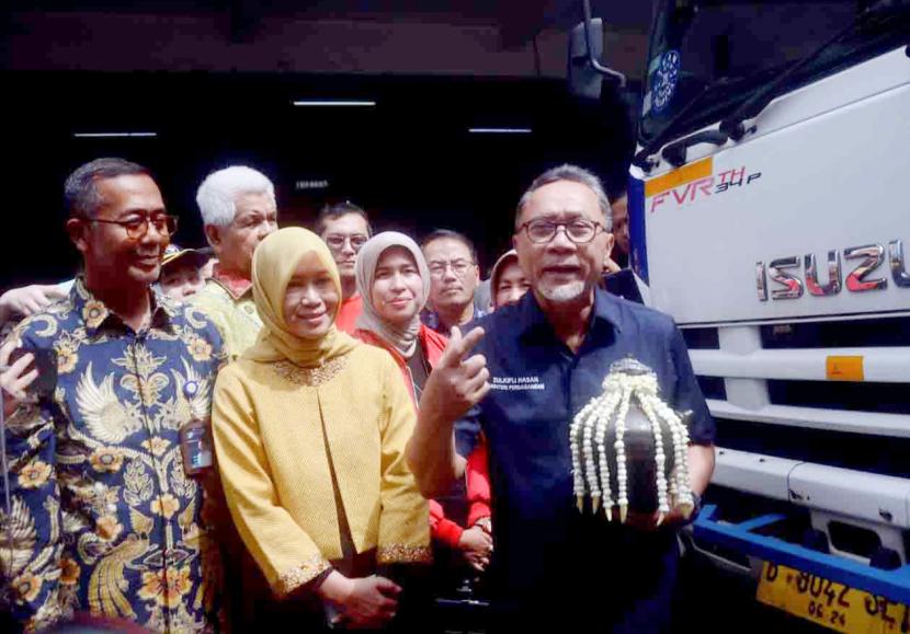 Menteri Perdagangan RI Zukifli Hasan melepas satu kontainer Produk UMKM di Gudang Stori PT Pos Logistik di Bekasi.