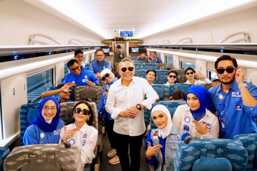 Menteri Perdagangan RI Zulkifli Hasan atau Zulhas melaksanakan kunjungan kerja ke Kota Bandung, Jawa Barat menggunakan Kereta Cepat Jakarta-Bandung (KCJB) untuk pertama kali pada Rabu (27/9/2023).