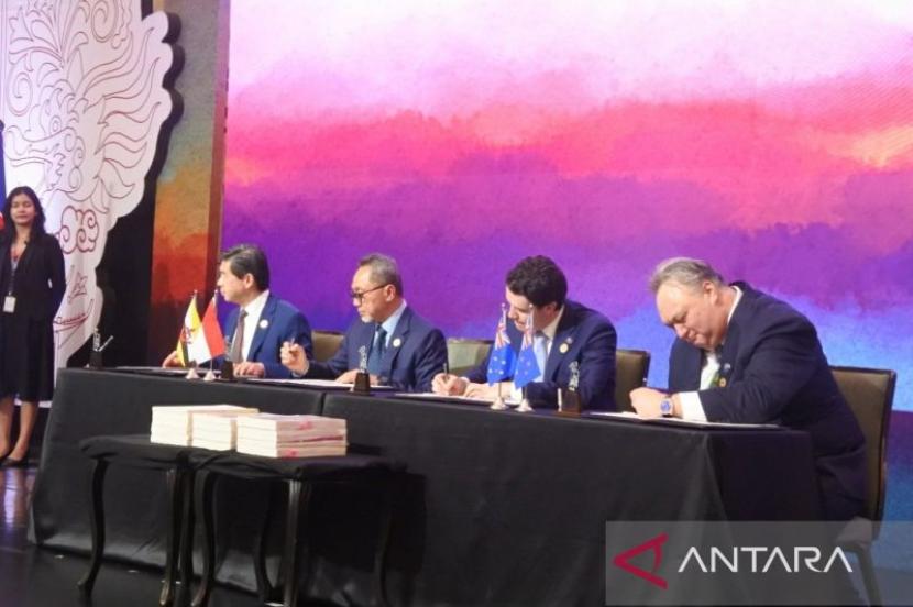 Menteri Perdagangan RI Zulkifli Hasan (duduk kedua kiri) menandatanganiprotokol kedua perubahan AANZFTA dalam rangkaian Pertemuan Menteri Ekonomi ASEAN (AEM) ke-55 di Semarang, Jawa Tengah, Senin (21/8/2023) malam.