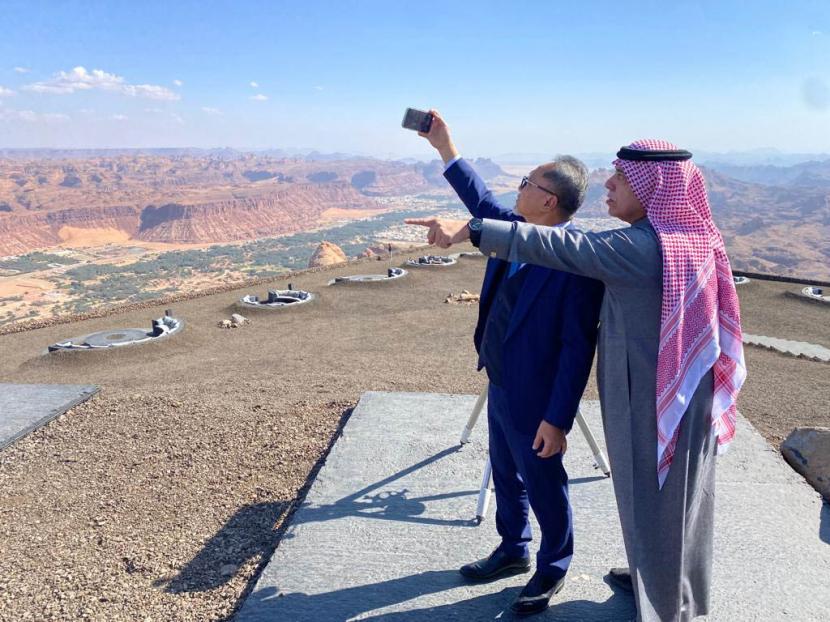 Menteri Perdagangan RI Zulkifli Hasan (kiri) dan Menteri Perdagangan Arab Saudi HE Dr Majid bin Abdullah Al-Qasabi melakukan swafoto berlatar pemandangan perbukitan batu saat melakukan pertemuan di Al Ula. Arab Saudi pada Ahad (22/1/2023).
