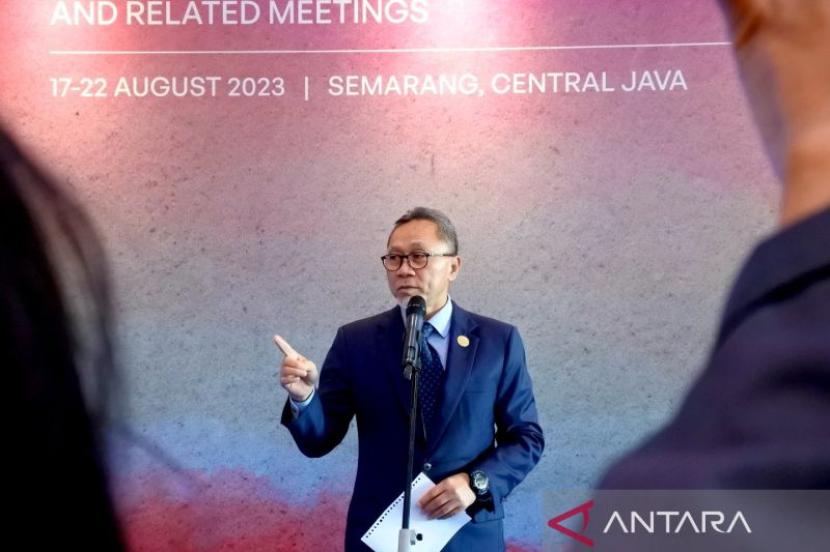 Menteri Perdagangan RI Zulkifli Hasan memberikan keterangan pers di sela rangkaian Pertemuan Menteri Ekonomi ASEAN (AEM) ke-55, Semarang, Jawa Tengah, Ahad (20/8/2023) malam. 
