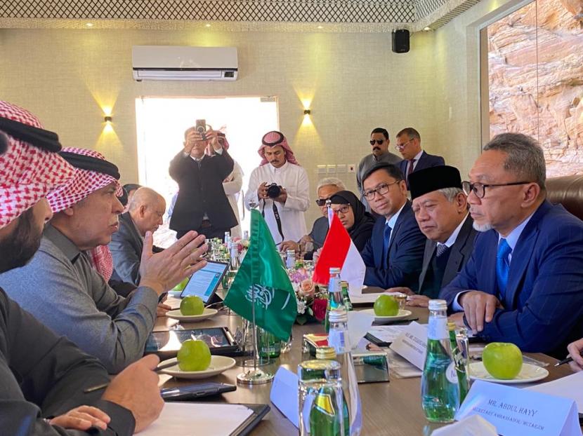 Menteri Perdagangan Zulkifli Hasan menggelar pertemuan dengan Menteri Perdagangan Arab Saudi Majid bin Abdullah Al-Qasabi di Riyadh pada Ahad (22/1/2023) dalam rangkaian Misi Dagang Arab Saudi.