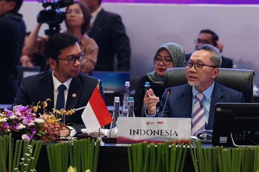  Menteri Perdagangan RI Zulkifli Hasan mengikuti ASEAN Economic Community Council (AECC) Meeting di St. Regis Hotel, Jakarta. 