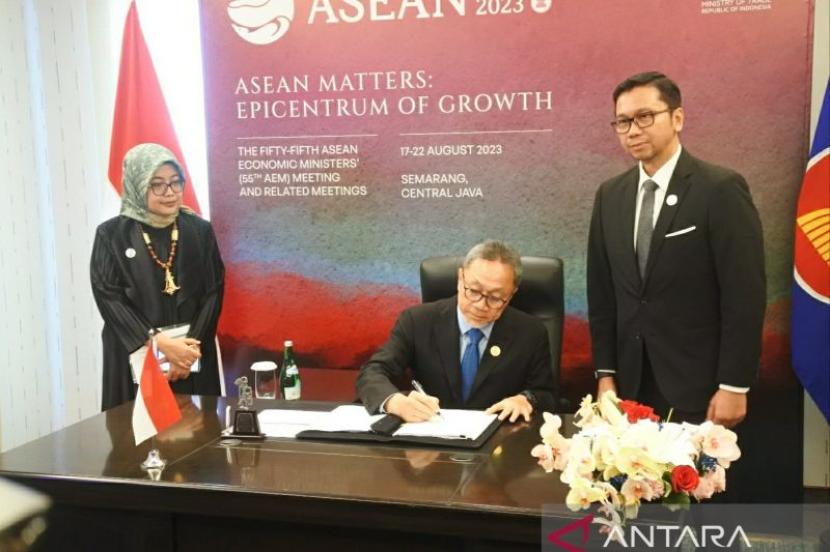 Menteri Perdagangan RI Zulkifli Hasan (tengah) meneken empat perjanjian pengakuan bersama atau Mutual Recognition Agreement (MRA) kawasan ASEAN di sela rangkaian Pertemuan Menteri Ekonomi ASEAN (ASEAN Economic Ministers/AEM) ke-55 di Semarang, Jawa Tengah, Ahad (20/8/2023). 