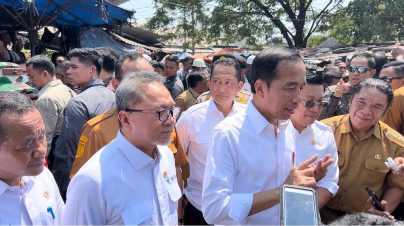 Menteri Perdagangan RI Zulkifli Hasan (Zulhas) mendampingi Presiden Joko Widodo menyalurkan bansos beras, Selasa (12/9/2023). 