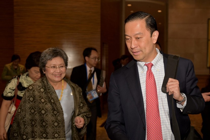 Menteri Perdagangan Thomas Lembong (kanan) berbincang dengan Menteri Perdagangan Thailand Apiradi Tantraporn (kiri) usai pertemuan bilateral kedua negara setelah mengikuti APEC Ministerial Meeting, di Manila, Filipina, Selasa (17/11). 