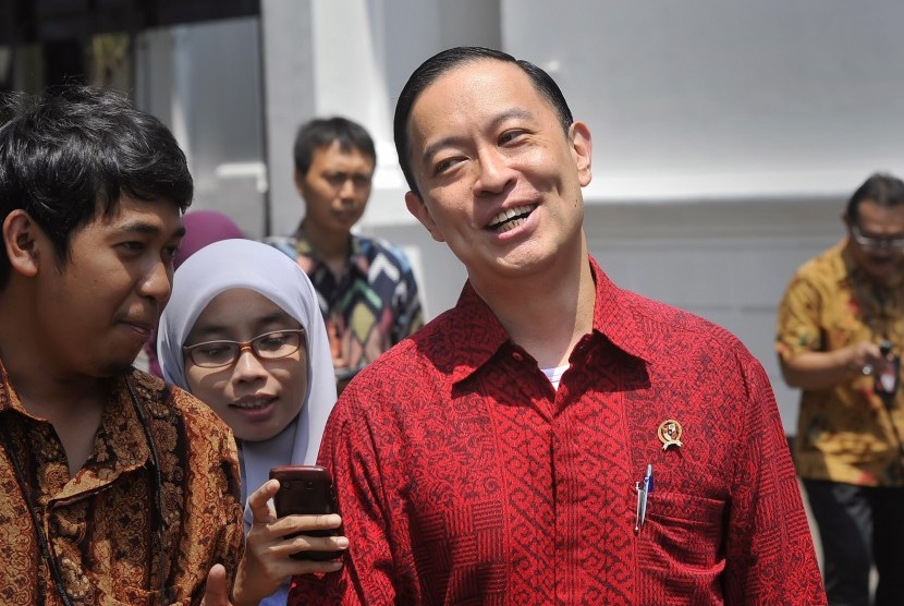Menteri Perdagangan Thomas Lembong (kanan) berjalan keluar seusai pertemuan tertutup dengan Presiden Joko Widodo membahas kebijakan untuk mengatasi penurunan ekonomi Indonesia di Kantor Kepresidenan, Jakarta, Kamis (27/8).
