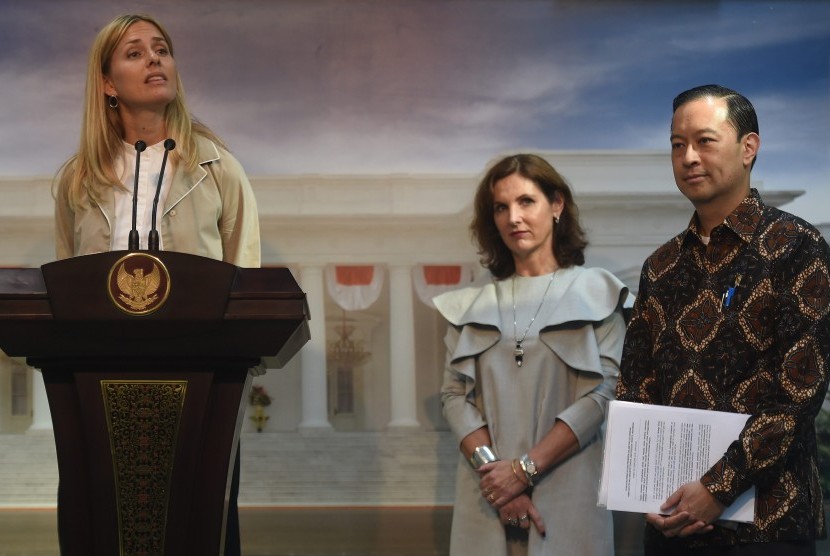 Menteri Perdagangan Thomas Lembong (kanan) bersama Duta Besar Swedia untuk Indonesia Johanna Brismar Skoog (tengah) dan Global Head of Production H&M Helena Helmersson (kiri) menyampaikan keterangan kepada wartawan usai pertemuan tertutup dengan Presiden J