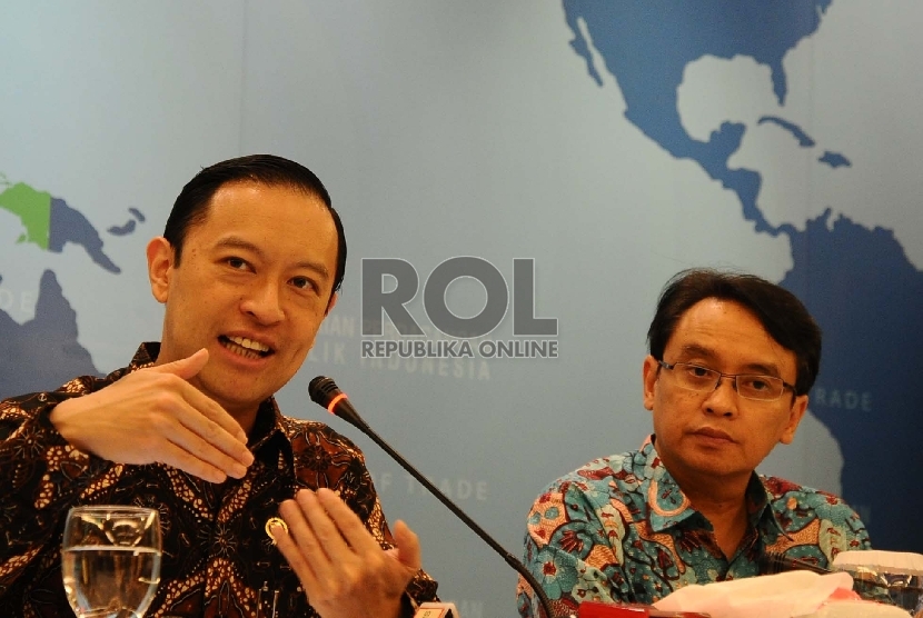 Menteri Perdagangan Thomas Lembong (kiri), Kepala BPOM Roy Alexander Sparringa berbicara dalam konferensi pers di Jakarta, Selasa (22/12).