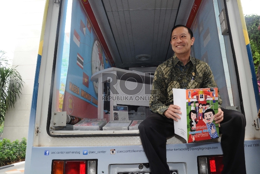 Menteri Perdagangan Thomas Lembong mengecek persiapan Mobile magic box saat peluncuran ASEAN Economic Community (AEC) Center di kantor Kementerian Perdagangan, Jakarta, Senin (28/9). 