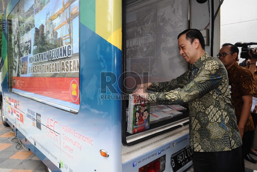 Menteri Perdagangan Thomas Lembong mengecek persiapan Mobile magic box saat peluncuran ASEAN Economic Community (AEC) Center di kantor Kementerian Perdagangan, Jakarta, Senin (28/9).