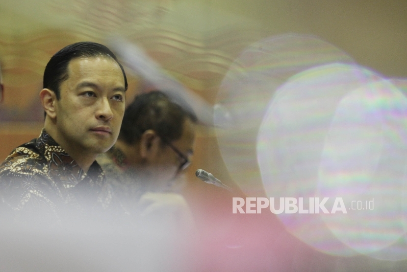 Menteri Perdagangan Thomas Lembong saat nmengikuti Rapat Kerja Komisi VI di Komplek Parlemen Senayan, Jakarta, Rabu (3/2).