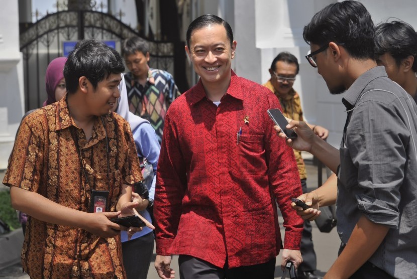 Menteri Perdagangan Thomas Lembong (tengah) berjalan keluar seusai pertemuan tertutup dengan Presiden Joko Widodo membahas kebijakan untuk mengatasi penurunan ekonomi Indonesia di Kantor Kepresidenan, Jakarta, Kamis (27/8). 
