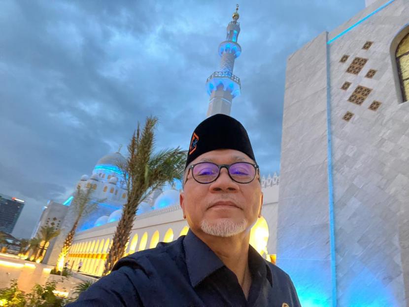 Menteri Perdagangan Zulkifli Hasan ber-swafoto di depan Masjid Raya Sheikh Zayed di Solo, Jawa Tengah, Senin (21/11/2022).