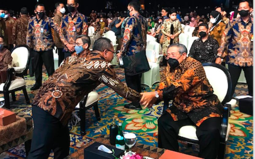 Menteri Perdagangan Zulkifli Hasan bersalaman dengan Susilo Bambang Yudhoyono, saat acara mengenang Ani Yudhoyono, di Jakara, Ahad (19/6/2022).