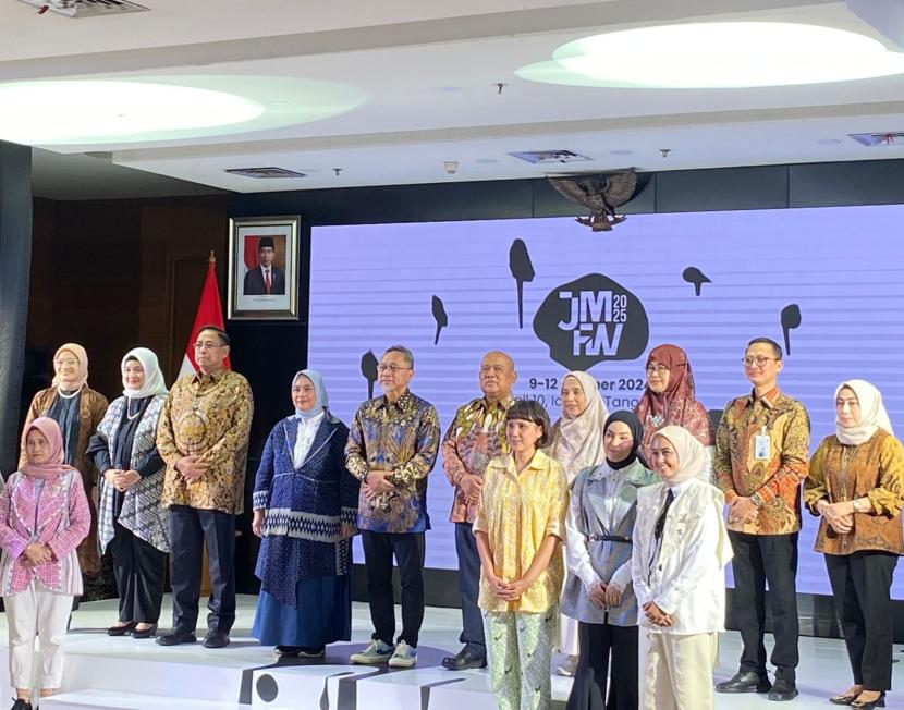 Menteri Perdagangan Zulkifli Hasan bersama jajaran Kemendag meluncurkan Jakarta Muslim Fashion Week (JMFW) 2025, Rabu (17/7/2024). JMFW 2025 akan digelar pada 9-12 Oktober 2024 di ICE BSD.  