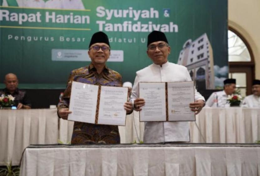 Menteri Perdagangan Zulkifli Hasan (kiri) dan Ketua Umum Pengurus Besar Nahdlatul Ulama (PBNU) Yahya Cholil Staquf (kanan) menandatangani nota kesepahaman pengembangan UMKM, Kamis (11/8/2022).