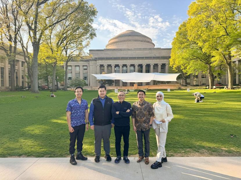 Menteri Perdagangan, Zulkifli Hasan, didampingi anaknya, Putri Zulkifli Hasan (baju putih) saat berada di  Massachusetts Institute of Technology (MIT) di Cambridge, Massachusetts. 