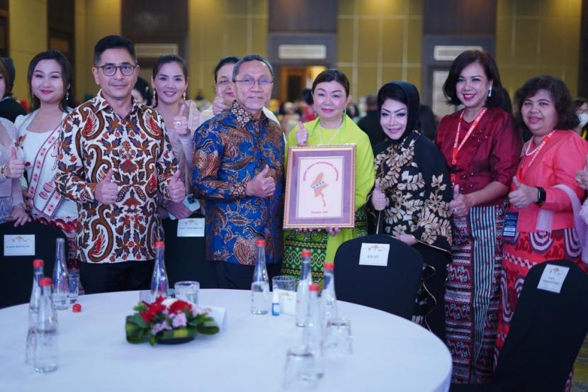 Menteri Perdagangan Zulkifli Hasan didampingi Ketua Umum Kamar Dagang dan Industri (Kadin) Indonesia Arsjad Rasjid (kiri) saat menghadiri IWAPI Award 2022 di Jakarta, Jumat (30/9/2022).