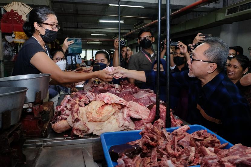 Menteri Perdagangan Zulkifli Hasan (kanan) membeli daging sapi.