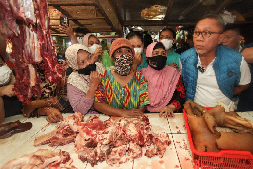 Menteri Perdagangan Zulkifli Hasan (kanan) meninjau stan penjual daging sapi di Pasar Dukuh Kupang, Surabaya, Jawa Timur, Ahad (14/8/2022). Kunjungan Mendag untuk memantau harga sejumlah bahan pokok di pasar tersebut.