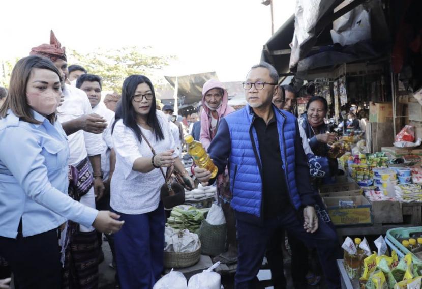 Menteri Perdagangan Zulkifli Hasan (kanan) saat memantau harga sejumlah kebutuhan pokok di Pasar Kasih Naikoten, Kupang, NTT, Sabtu (30/7/2022).