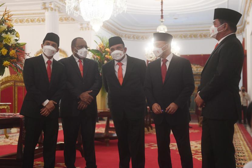 Menteri Perdagangan Zulkifli Hasan (kedua kanan) berbincang dengan, Menteri ATR/BPN Hadi Tjahjanto (kanan), Wamen ATR Raja Juli Antoni (kiri), Wamendagri John Wempi Watipo (kedua kiri) dan Wamenaker Afriansyah Noor (tengah) usai upacara pelantikan menteri dan wakil menteri Kabinet Indonesia Maju sisa masa jabatan periode 2019-2024 di Istana Negara, Rabu (15/6/2022). Presiden Joko Widodo secara resmi melantik Menteri Perdagangan Zulkifli Hasan, Menteri ATR/BPN Hadi Tjahjanto, Wamen ATR Raja Juli Antoni, Wamendagri John Wempi Watipo dan Wamenaker Afriansyah Noor. 