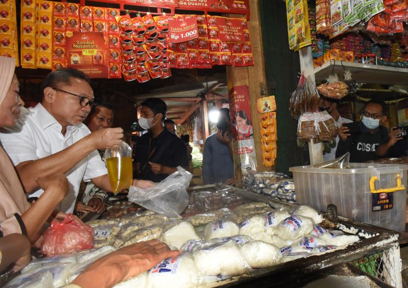 Menteri Perdagangan Zulkifli Hasan (kedua kiri) berbincang dengan pedagang minyak goreng saat melakukan sidak harga dan ketersediaan bahan kebutuhan pokok di Pasar Induk Rau, Serang, Banten, Kamis (28/7/2022). Harga sejumlah bahan kebutuhan pokok di pasar tersebut berangsur turun seperti harga telur ayam dari Rp32 ribu menjadi Rp28 ribu per kilogram, harga cabai merah dari Rp110 ribu menjadi Rp70 ribu per kilogram, harga bawang merah dari Rp80 ribu menjadi Rp40 ribu per kilogram sedang harga daging sapi tetap Rp130 ribu per kilogram. 