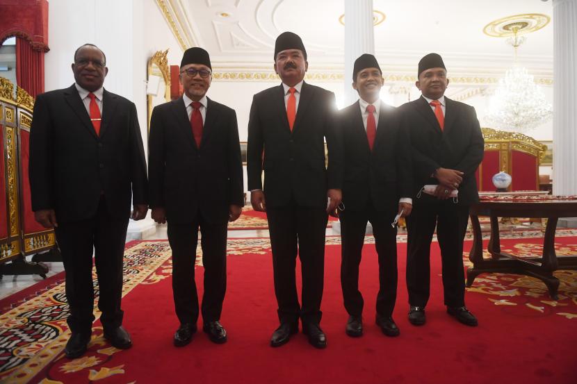 Menteri Perdagangan Zulkifli Hasan (kedua kiri) berfoto bersama Menteri ATR/BPN Hadi Tjahjanto (tengah), Wamen ATR Raja Juli Antoni (kedua kanan), Wamendagri John Wempi Watipo (kiri) dan Wamenaker Afriansyah Noor (kanan) usai upacara pelantikan menteri dan wakil menteri Kabinet Indonesia Maju sisa masa jabatan periode 2019-2024 di Istana Negara, Rabu (15/6/2022). Presiden Joko Widodo secara resmi melantik Menteri Perdagangan Zulkifli Hasan, Menteri ATR/BPN Hadi Tjahjanto, Wamen ATR Raja Juli Antoni, Wamendagri John Wempi Watipo dan Wamenaker Afriansyah Noor.