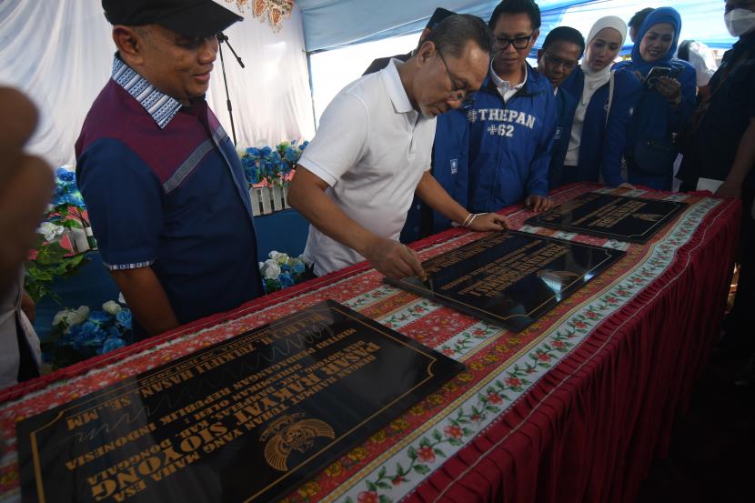 Menteri Perdagangan Zulkifli Hasan (kedua kiri) menandatangani prasasti peresmian pasar rakyat di Desa Toaya, Kabupaten Donggala, Sulawesi Tengah, Rabu (29/6/2022). Menteri Perdagangan meresmikan pembangunan tiga pasar rakyat di Kabupaten Donggala yakni Pasar Rakyat Sioyong, Pasar Rakyat Labean dan Pasar Rakyat Ogoamas, sebagai komitmen pemerintah terhadap pembangunan pasar rakyat karena memiliki fungsi strategis sebagai penggerak roda ekonomi masyarakat. 