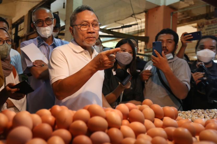 Menteri Perdagangan Zulkifli Hasan (kedua kiri) saat meninjau harga telur di Pasar Kramat Jati, Jakarta. Zulkifli optimistis harga telur bisa turun dalam dua pekan ini.