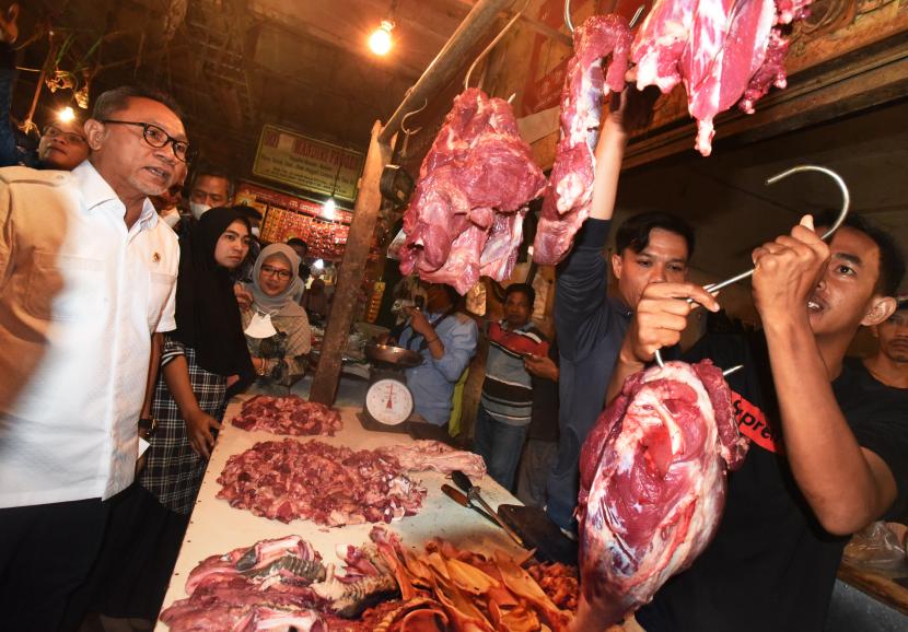 Menteri Perdagangan Zulkifli Hasan (kiri) berbincang dengan pedagang daging saat melakukan sidak harga dan ketersediaan bahan kebutuhan pokok di Pasar Induk Rau, Serang, Banten, Kamis (28/7/2022). Harga sejumlah bahan kebutuhan pokok di pasar tersebut berangsur turun seperti harga telur ayam dari Rp32 ribu menjadi Rp28 ribu per kilogram, harga cabai merah dari Rp110 ribu menjadi Rp70 ribu per kilogram, harga bawang merah dari Rp80 ribu menjadi Rp40 ribu per kilogram sedang harga daging sapi tetap Rp130 ribu per kilogram. 