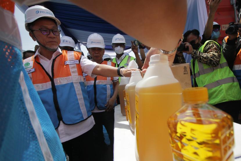 Menteri Perdagangan Zulkifli Hasan (kiri) melihat kemasan minyak goreng Minyakita saat peluncuran distribusi minyak goreng Minyakita menggunakan fasilitas tol laut di Terminal Jamrud Selatan, Pelabuhan Tanjung Perak, Surabaya, Jawa Timur (ilustrasi) 