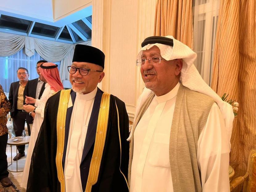 Menteri Perdagangan Zulkifli Hasan (kiri) mengenakan Bisht saat menghadiri jamuan makan malam bersama pemilik Bank Al-Bilad Syekh Ibrahim Al-Subaie di Jeddah, Sabtu (21/1/2023) waktu setempat.