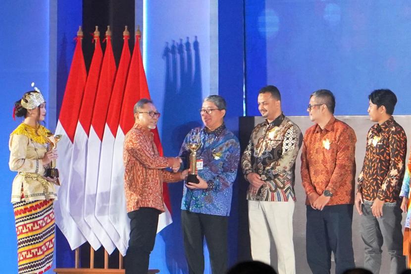 Menteri Perdagangan Zulkifli Hasan (kiri) menyerahkan penghargaan ekspor Primaniyarta 2024 kepada Presiden Direktur PT Toyota Motor Manufacturing Indonesia (TMMIN) Nandi Julyanto saat acara pembukaan Trade Expo Indonesia (TEI) ke-39 Tahun 2024, ICE BSD City Tangerang, Banten, Rabu (9/10/2024)